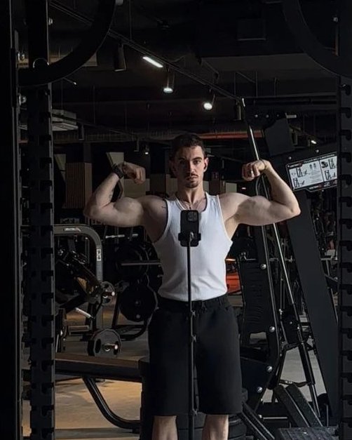 Marc en el rack del gimnasio